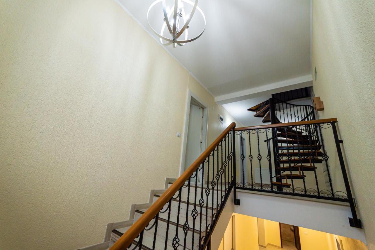 Râmnicu Vâlcea Casa Avramヴィラ エクステリア 写真