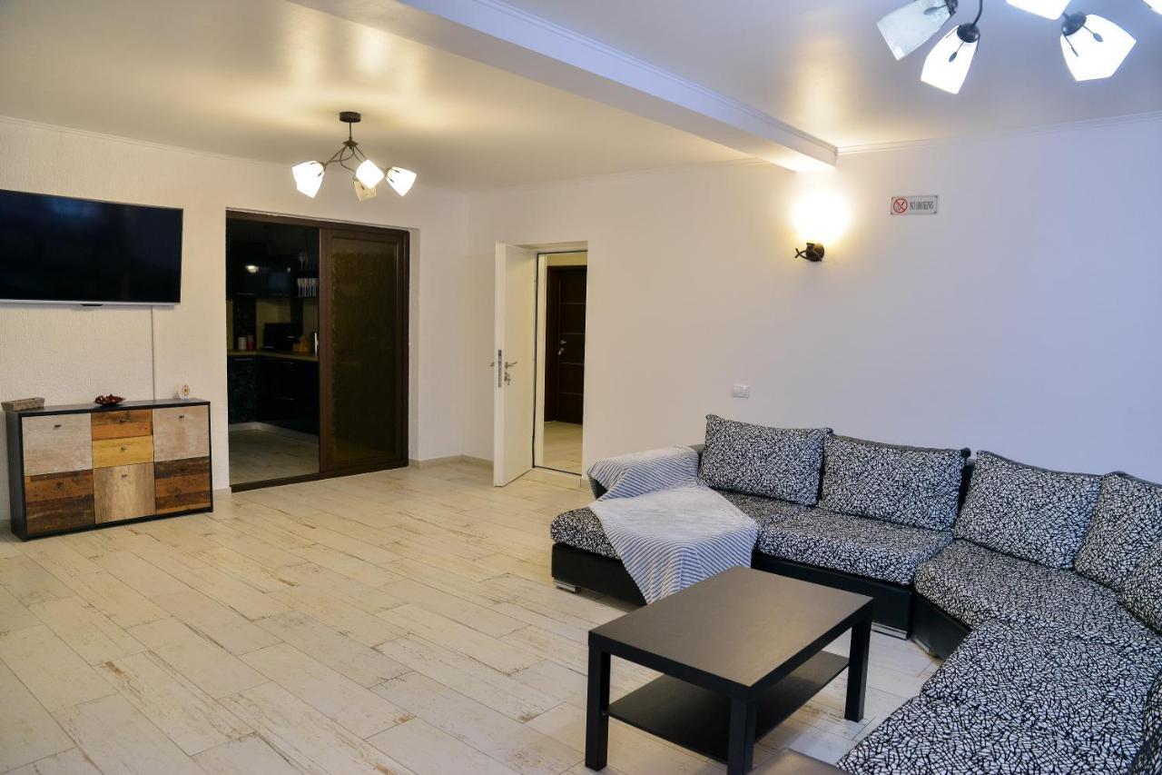 Râmnicu Vâlcea Casa Avramヴィラ エクステリア 写真