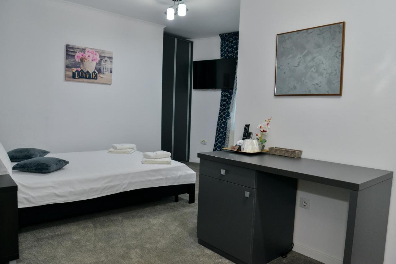 Râmnicu Vâlcea Casa Avramヴィラ エクステリア 写真