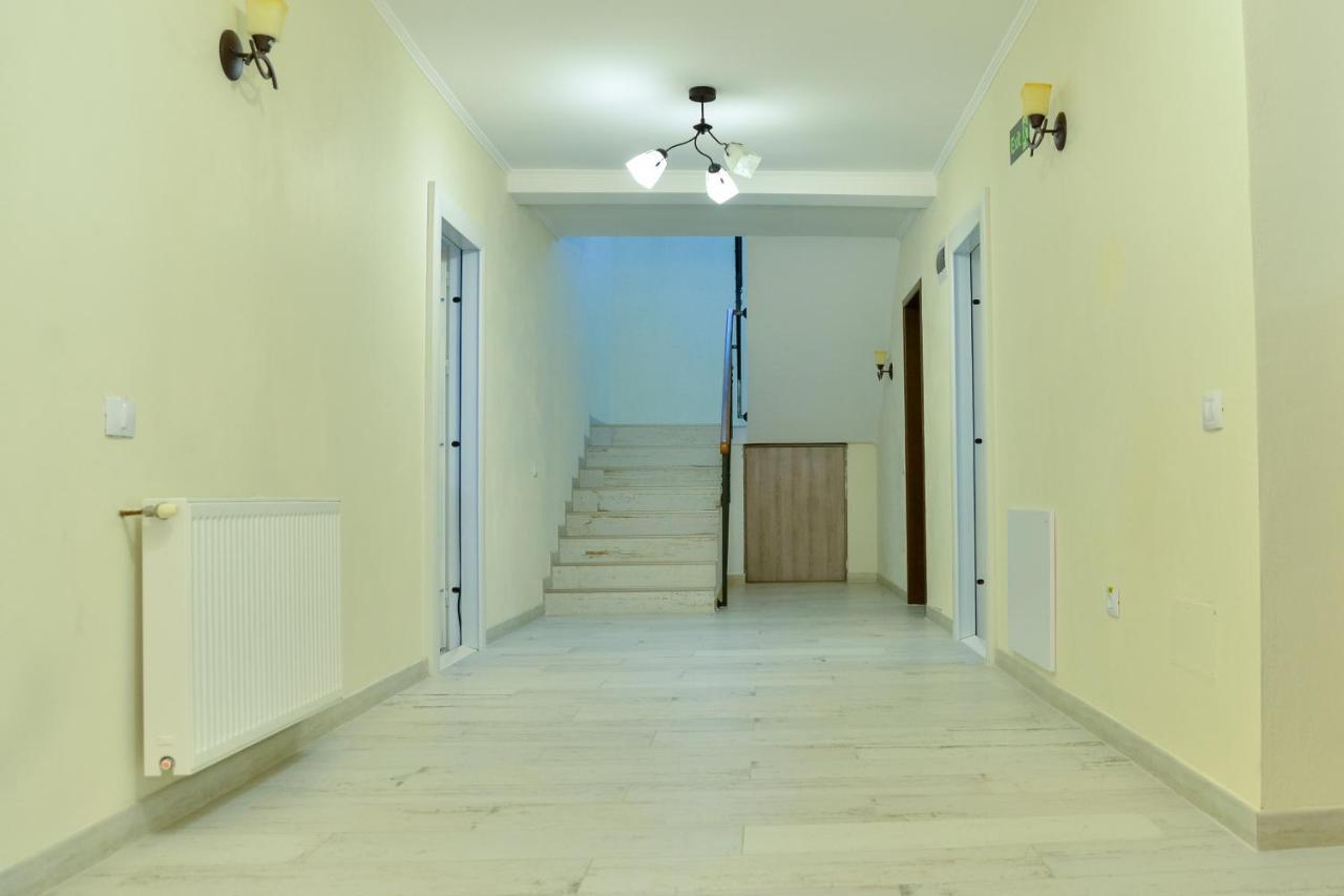 Râmnicu Vâlcea Casa Avramヴィラ エクステリア 写真