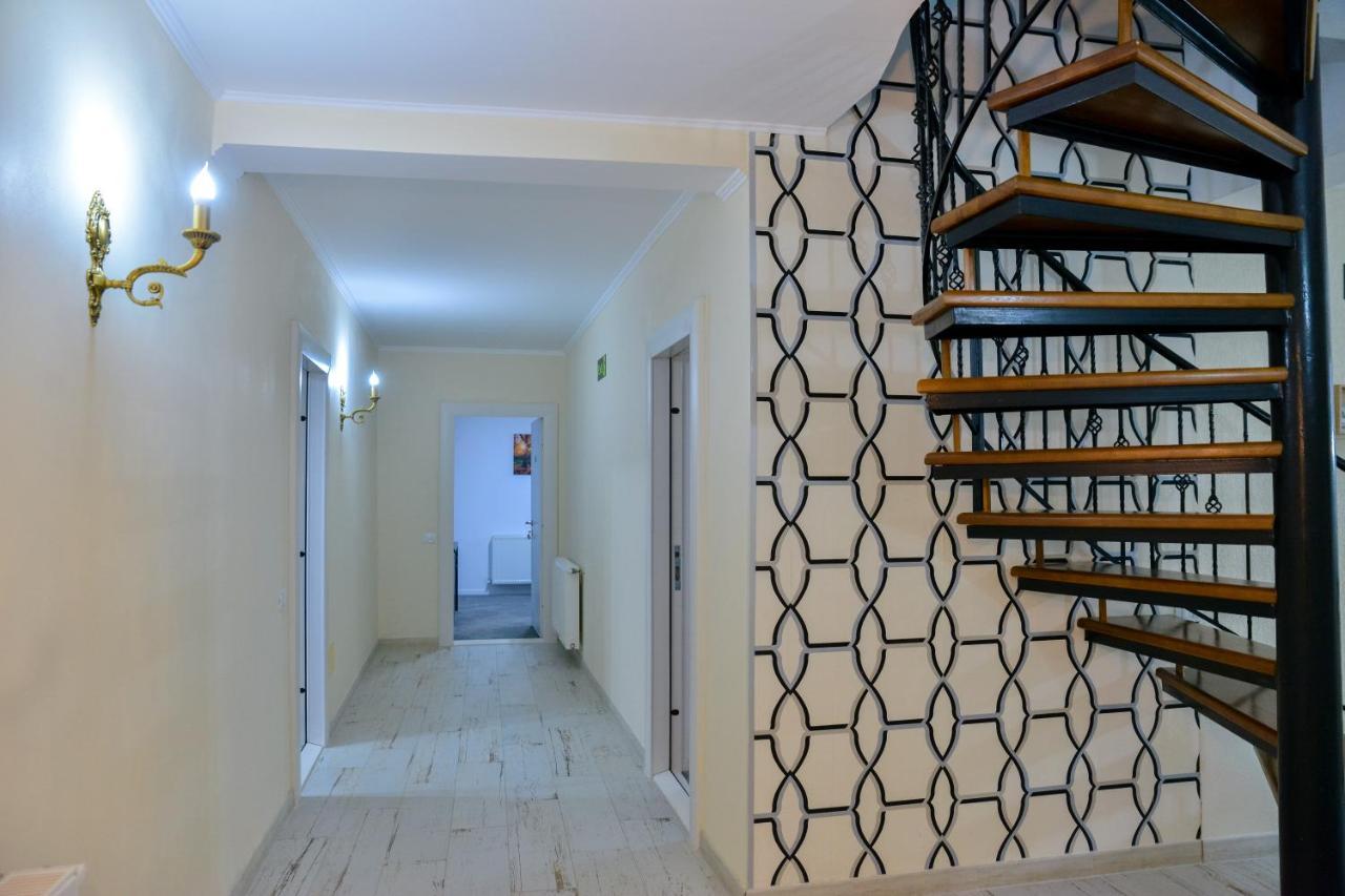 Râmnicu Vâlcea Casa Avramヴィラ エクステリア 写真