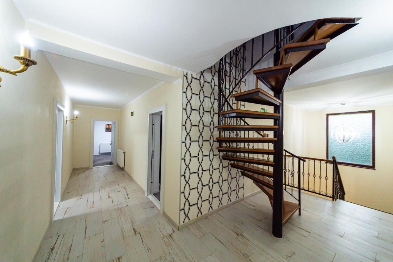 Râmnicu Vâlcea Casa Avramヴィラ エクステリア 写真